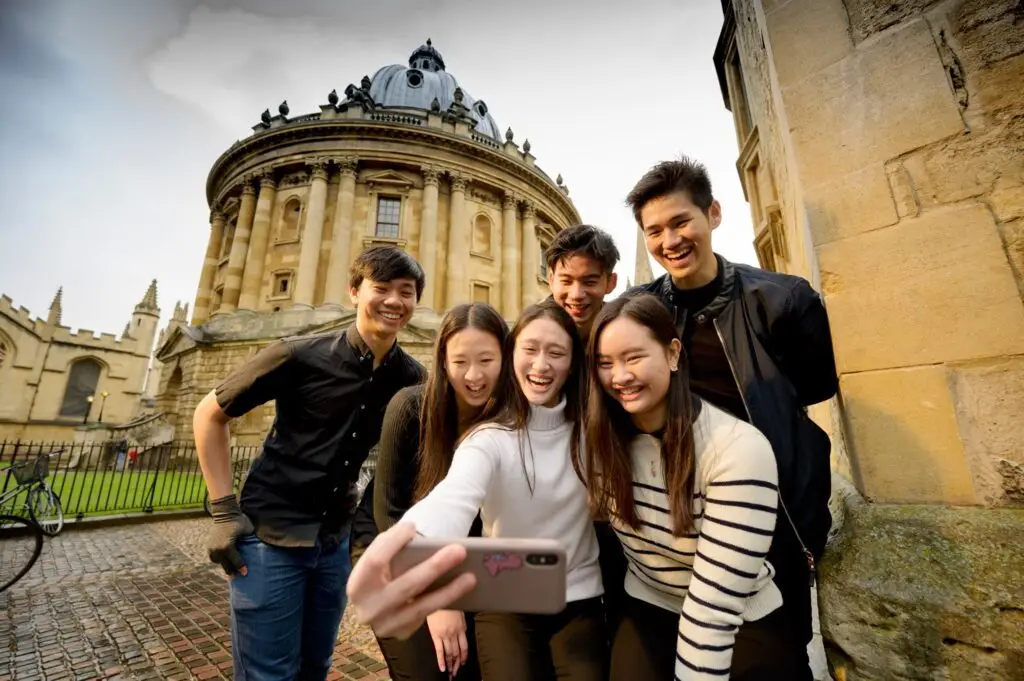 Oxford International College ตั้งอยู่ที่เมือง Oxford ขึ้นชื่อเรื่องการเป็นโรงเรียนที่เน้นทางด้านวิชาการ 